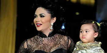 [Foto] Kocak! Krisdayanti - Amora, Saingan Teriak di Atas Panggung