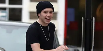 [FOTO] Kuliah Fotografi di Amerika, Brooklyn Beckham Ditemani Sang Ayah