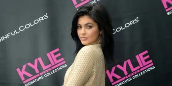 [FOTO] Kylie Jenner Tertangkap Kamera Dengan Perut Terlihat Buncit