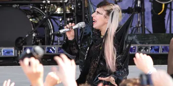 [Foto] Lady Gaga Jadi 'Sekretaris' R Kelly di AMA 2013