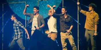 [Foto] Lagi, The Wanted Dilempar Bra Saat Konser!
