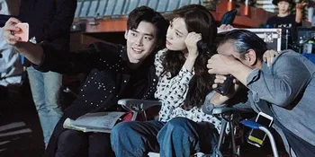 FOTO: Lee Jong Suk Pose Cute Bareng 'Istri dan Ayah Mertua'