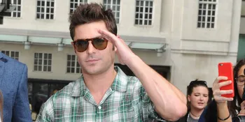 [FOTO] Lengket! Zac Efron &#38; Model Cantik Hot Ini Super Mesra