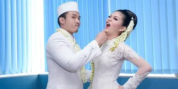 FOTO: Lepas Kepergian Suami, Intan RJ Terlihat Tegar - Menangis Saat Baca Doa di Samping Pusara
