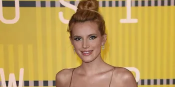 [FOTO] Lewati Momen Tahun Baru, Bella Thorne Cium Teman Wanitanya