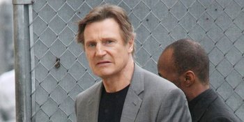 [FOTO] Liam Neeson Tampil Beda di Red Carpet, Terlihat Lebih Muda?