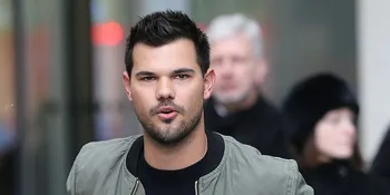 [FOTO] Liburan Bareng Cewek, Taylor Lautner Punya Pacar Baru?