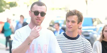 [FOTO] Liburan di Pantai, Sam Smith &#38; Brandon Flynn Ketahuan Ciuman