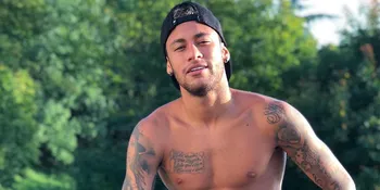 [FOTO] Liburan Eksotis, Neymar Tertangkap Cium Mesra Mantan Pacarnya