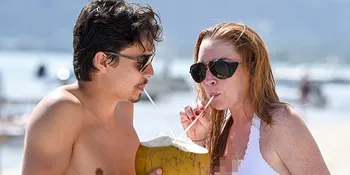 FOTO: Lindsay Lohan Berbikini di Sardinia, Egor Punya Cewek Baru?