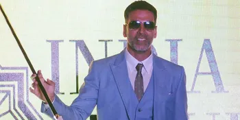 [Foto] Lompati Hula Hoop Berapi, Kaki Akshay Kumar Terbakar