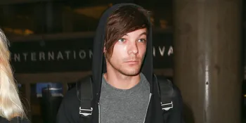 [FOTO] Louis Tomlinson Cium Freddie Sebelum Mandi