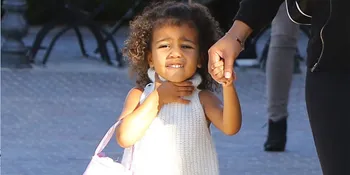 [FOTO] Lucu Menggemaskan, Saat North West Main Ice Skating