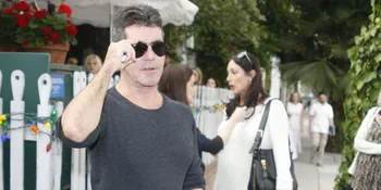 [Foto] Lucunya Bayi Simon Cowell Saat Mandi