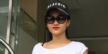 [Foto] Lucunya Tingkah Polah Julia Perez Saat Check Out Hotel