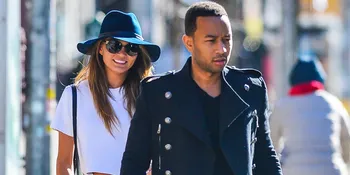 [FOTO] Main Air di Pantai, Istri John Legend Nekat Lepas Baju