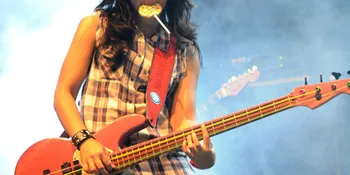 [Foto] Main Bass Sambil Makan Lolipop, Siapakah Dia?