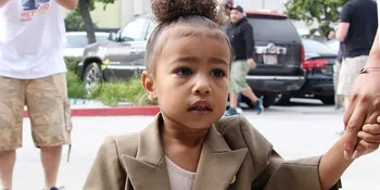 [FOTO] Makin Cantik, North West Pamer Senyum Lebar Menggemaskan