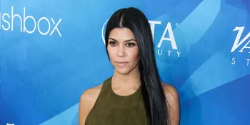 FOTO: Makin Mesra, Kourtney Kardashian Cium Brondong Saat Liburan