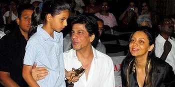 [Foto] Manisnya Suhana Khan Saat Balita, Cium SRK Dengan Mesra