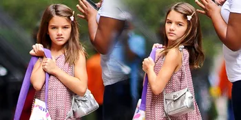 [FOTO] Manja Abis! Suri Cruise Minta Digendong Katie Holmes