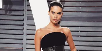 [FOTO] 'Mantan' Harry Styles Kenakan Legging Bolong di Area Intim