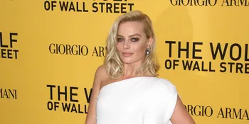 [FOTO] Margot Robbie Pamer Senyum & Genggam Erat Tangan Suami