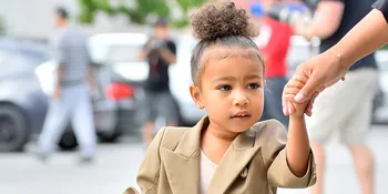 [FOTO] Masih 3 Tahun, North West Sudah Bawa Tas Mewah Rp 13 Juta