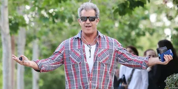 [FOTO] Mel Gibson Cium Mesra Pacarnya Yang 35 Tahun Lebih Muda