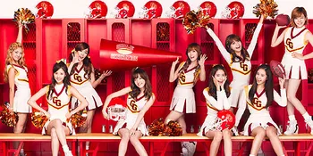 [Foto] Member SNSD dan KARA Memegang Pakaian Dalam