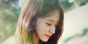 FOTO: Mempesona! Gaya Elegan & Anggun Yoona SNSD Pakai Gaun Merah