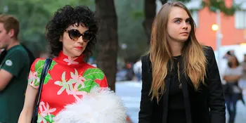 FOTO: Mesra Abis! Cara Delevingne &#38; St Vincent Bisik-Bisik Manja