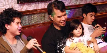 [Foto] Mesra! Ahmad Dhani dan Safeea 'Tak Peduli' Kanan Kiri