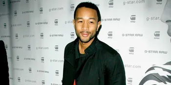 Foto Mesra, Istri John Legend Ekspos Bagian Terlarang