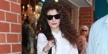 [Foto] Mesra, Pria 'Biasa Saja' Ini Kekasih Lorde?