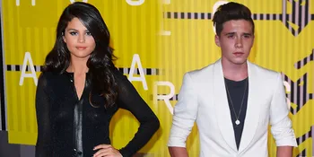 [FOTO] Mesra! Selena Gomez Bersandar Manja ke Brooklyn Beckham
