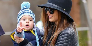 [Foto] Miranda Kerr Temani Pria Kecilnya di Taman Bermain