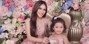 FOTO: Momen Manis Saat Bilqis Beri Oleh-Oleh Untuk Ayu Ting Ting