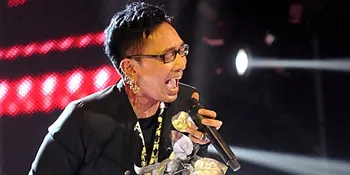 [Foto] Mr. Scarf Is Back! Isa Raja Masih Memukau di Gala Show