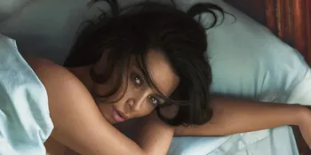 [FOTO] Naik Pohon, Kim Kardashian Nekat Berpose Tanpa Busana