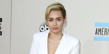 Foto Nakal Miley Cyrus - Cara Delevingne Beredar di Dunia Maya