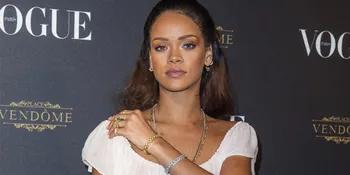 [FOTO] Nekat Muncul Tanpa Bra, Rihanna Pamer Area Intim