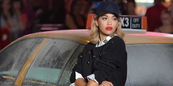 [FOTO] Nekat Muncul Tanpa Dalaman, Rita Ora Ekspos Segalanya