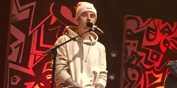 [FOTO] Nganggur, Justin Bieber Peluk Pohon