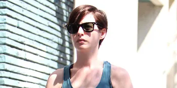 [FOTO] Ngeri, Anne Hathaway Nyaris Tenggelam di Lautan