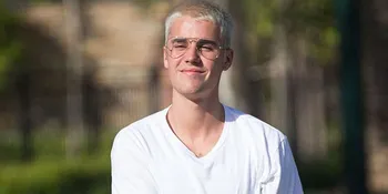 FOTO: Ngobrol Dengan Wanita Cantik, Justin Bieber Terlihat Bahagia