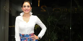 [FOTO] Nikita Mirzani Curhat ke Indra Herlambang di Atas Ranjang