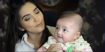 [FOTO] Nyengir Narsis! Begini Gaya Baby Arsy Saat Pakai Kebaya