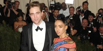 [FOTO] Pacar Robert Pattinson Tak Kenakan Bra, Begini Jadinya