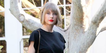 [FOTO] Pakai Baju Transparan ke Pesta, Taylor Swift Pamer Bra